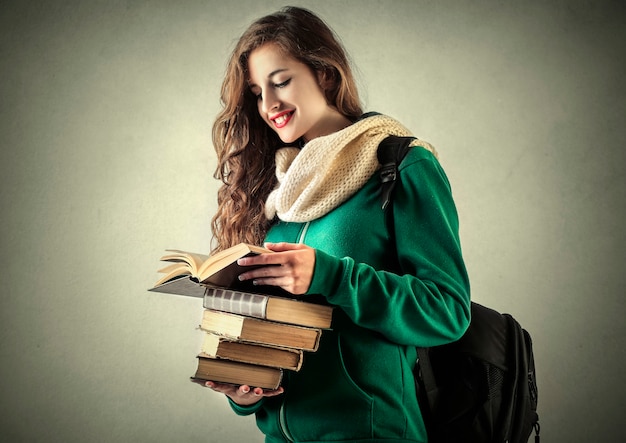 Ragazza studentessa con libri