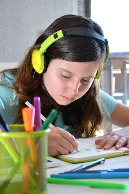 Ragazza studiando alla sua scrivania con un tablet