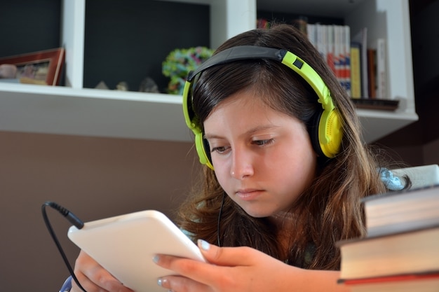 Ragazza studiando alla sua scrivania con un tablet