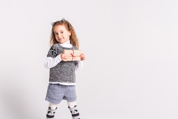 ragazza su bianco con piccolo regalo