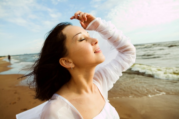 Ragazza su bianco in spiaggia