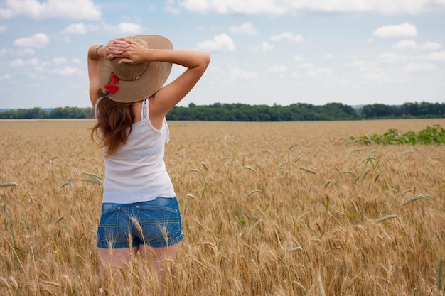 Ragazza su un campo di grano