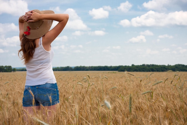 Ragazza su un campo di grano