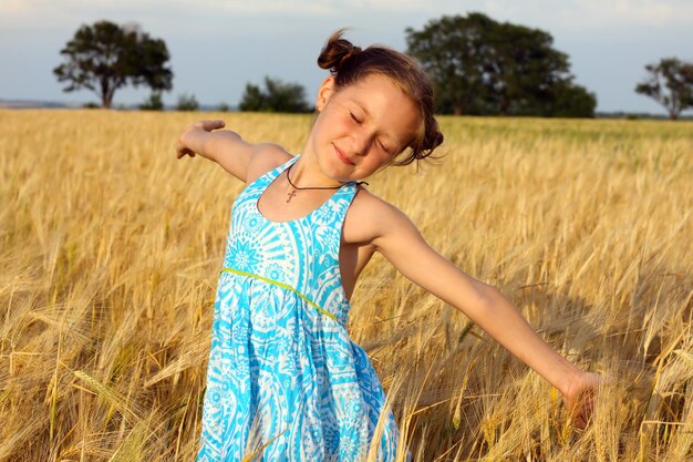 Ragazza su un campo di grano