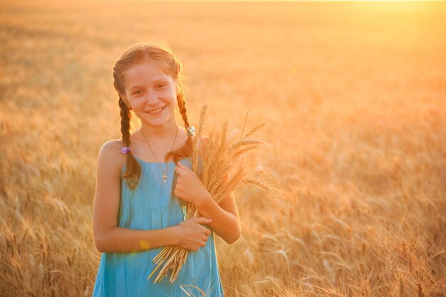 Ragazza su un campo di grano