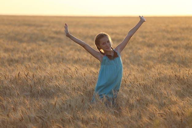 Ragazza su un campo di grano