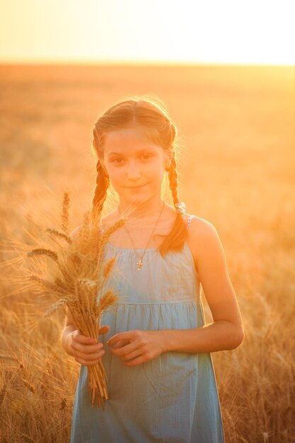 Ragazza su un campo di grano