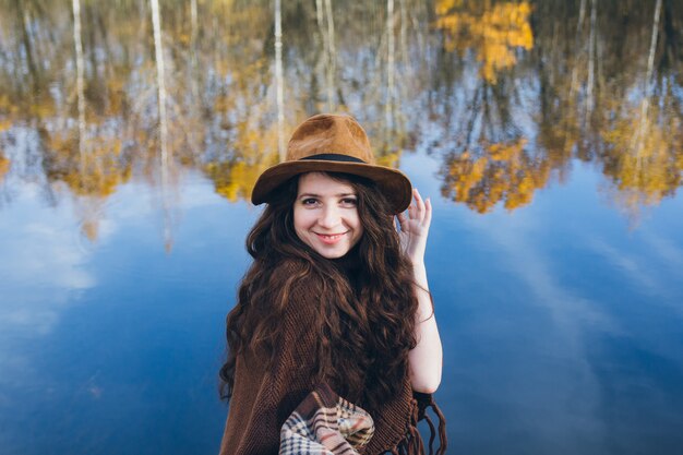 Ragazza su un vecchio ponte di legno su un lago