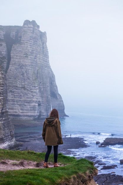 Ragazza su una roccia