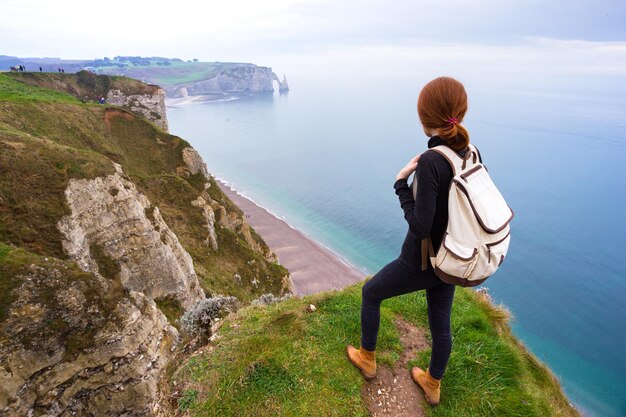 Ragazza su una roccia