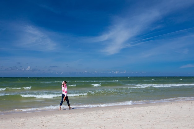 Ragazza su una spiaggia