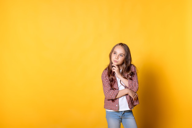 ragazza su uno sfondo giallo guarda pensieroso