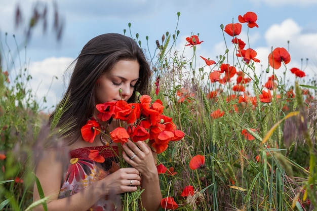 ragazza sul campo di papaveri