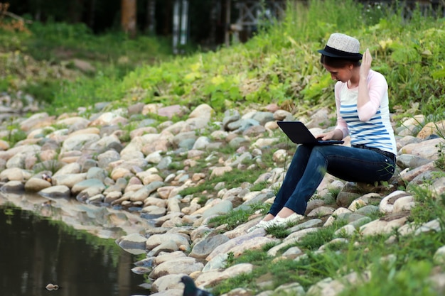 Ragazza sul fiume di roccia