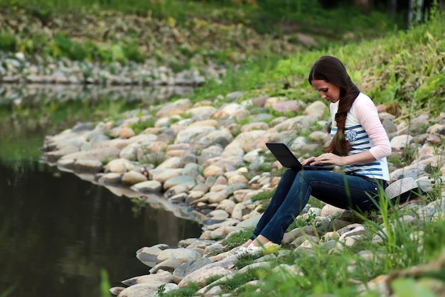 Ragazza sul fiume di roccia