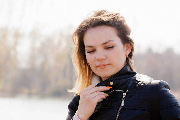 Ragazza sul fiume