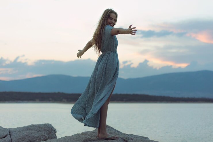 ragazza sul lago al tramonto
