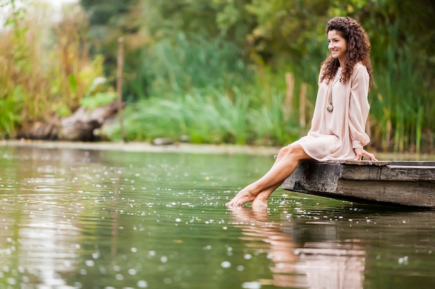 Ragazza sul lago