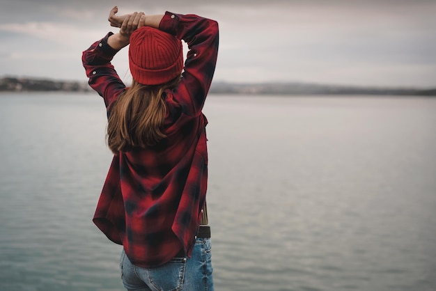 Ragazza sul lago