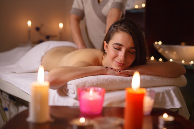 Ragazza sul massaggio nel salone spa.