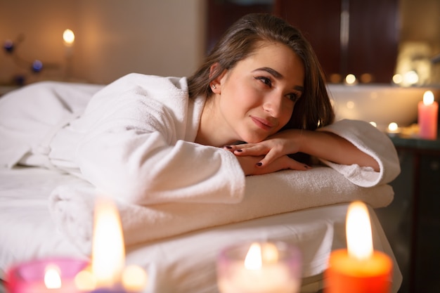 Ragazza sul massaggio nel salone spa.