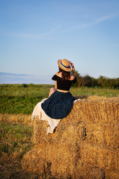 Ragazza sul pagliaio