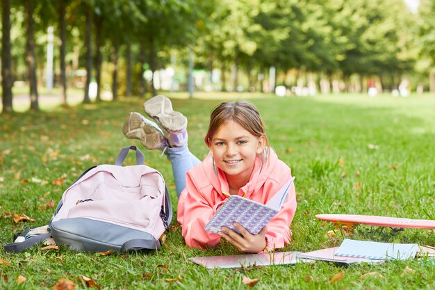 Ragazza sull'erba con il libro