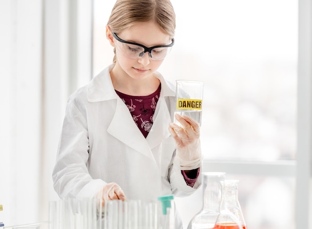 Ragazza sulla lezione di chimica