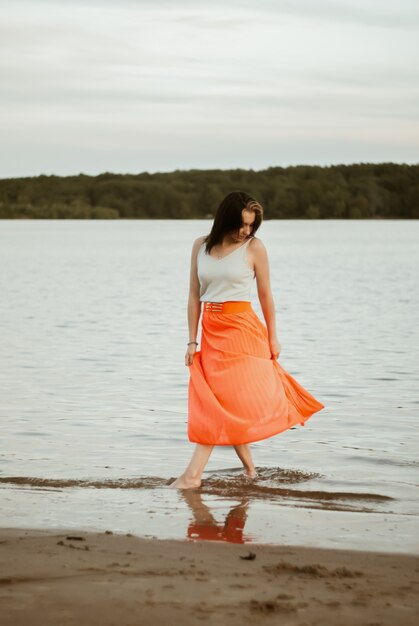 Ragazza sulla riva del fiume