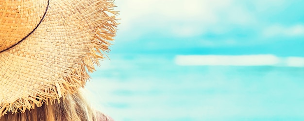 Ragazza sulla spiaggia in riva al mare