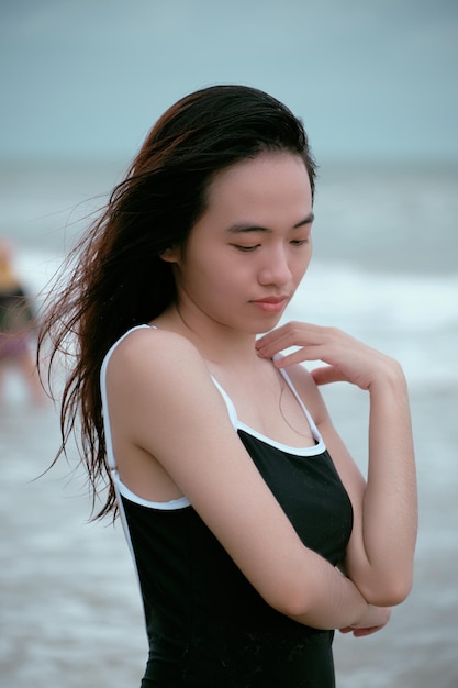 ragazza sulla spiaggia