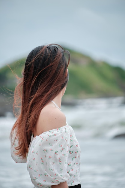 ragazza sulla spiaggia