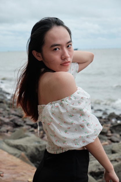 ragazza sulla spiaggia