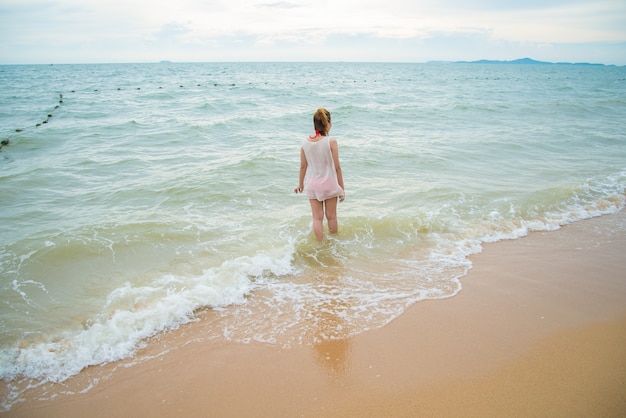 Ragazza sulla spiaggia