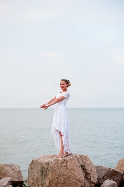 Ragazza sulle rocce nel mare