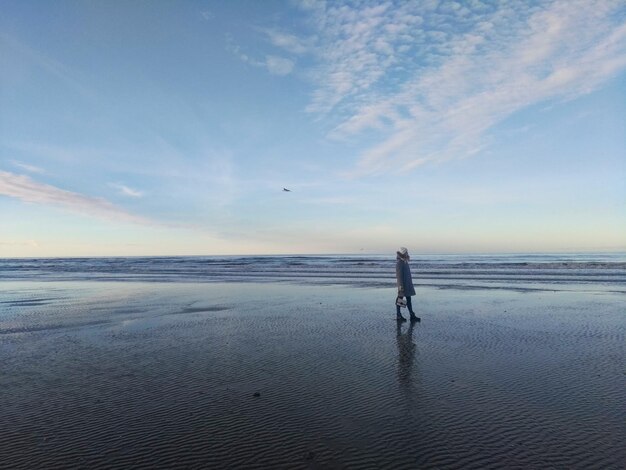 Ragazza sullo sfondo del mare e del cielo blu