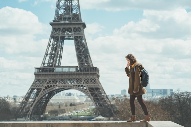 Ragazza sullo sfondo della Torre Eiffel