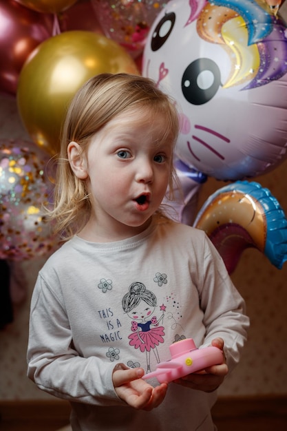 Ragazza sullo sfondo di palloncini