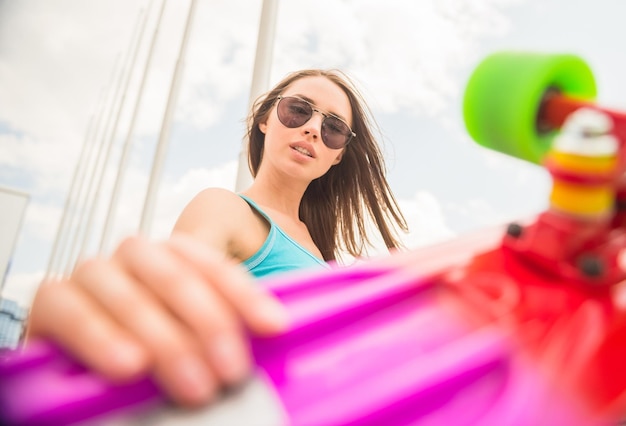 Ragazza sullo skateboard