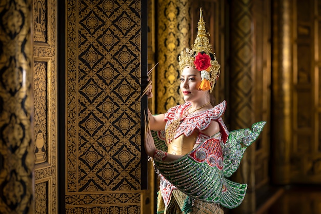 Ragazza tailandese in costume tailandese tradizionale, cultura di identità della Tailandia.