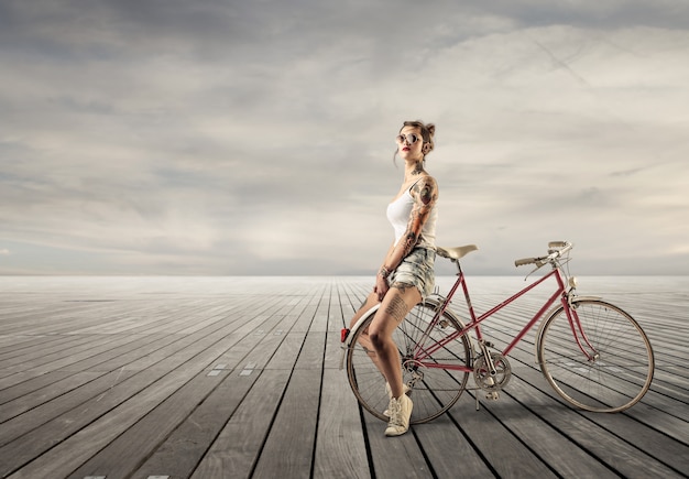 Ragazza tatuata con una bici