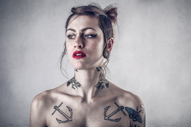 Ragazza tatuata