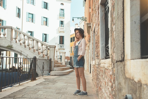 Ragazza teenager alla Venezia Italia