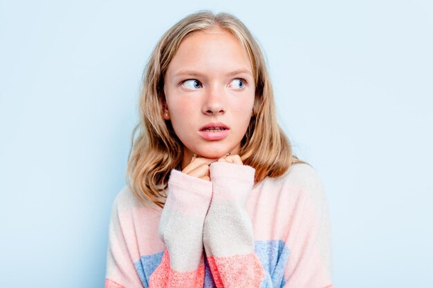 Ragazza teenager caucasica isolata su fondo blu