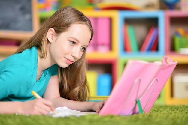 Ragazza teenager che fa lavoro