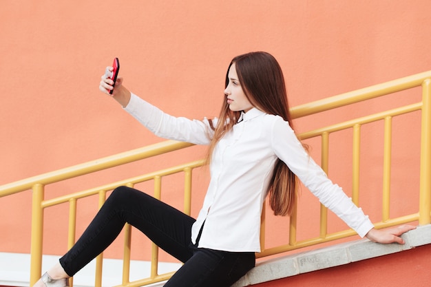 Ragazza teenager che fa selfie