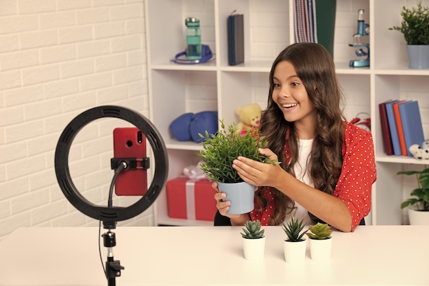 Ragazza teenager che parla davanti alla telecamera per vlog Adolescente che lavora come blogger che registra video blog La ragazza felice affronta emozioni positive e sorridenti