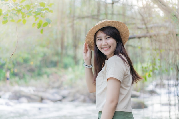 Ragazza teenager che sta cascata vicina