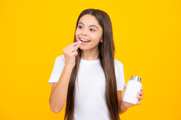 Ragazza teenager con i prodotti della pillola naturale Presentando la farmacia del prodotto vitaminico Ritratto felice dell'adolescente Ragazza sorridente