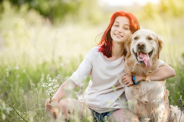 Ragazza teenager con il cane del documentalista dorato